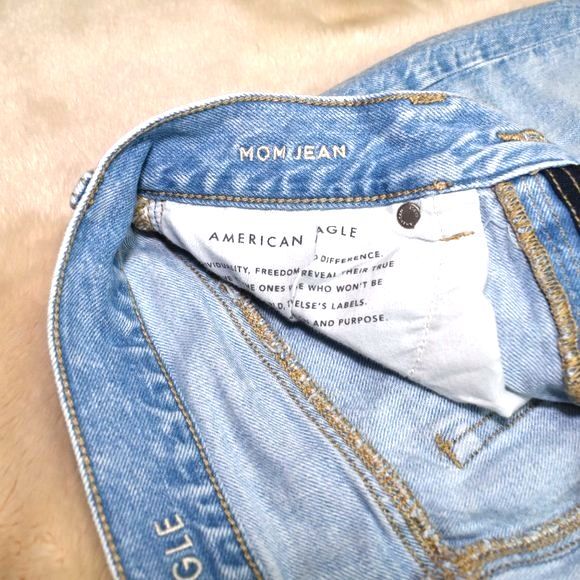 American Eagle Jeans Womens Size 2 Light Blue Highrise Mom Distressed Denim - Picture 10 of 13